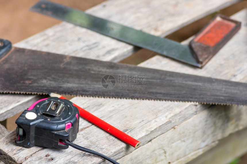 金属角度所有者木板上带锯角铁和测量铅笔的木匠工具箱用锯角铁和计量铅笔装在木板上图片
