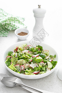 营养洋葱沙拉一碗新鲜蔬菜配有萝卜黄瓜罗马素生菜胡椒和绿盘子图片