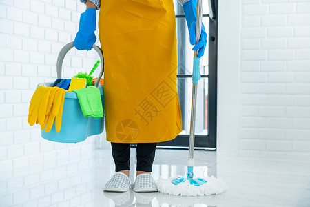 女士关心青年管家或拖把清洁地板上洗衣涤戴防护手套家务清洁服保护的图片