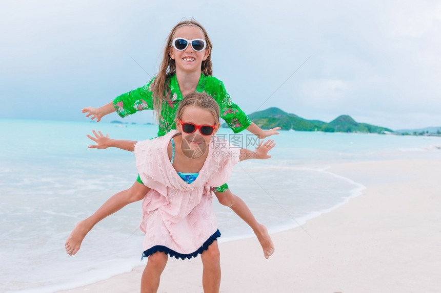 友谊海岸线户外可爱的小女孩在海滩上玩得开心快乐的孩子跑来跳去海滩图片