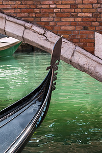 历史的意大利威尼斯Gondolas铁笔和古董桥附近威尼斯人反射图片