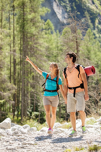 年轻夫妇正在山里徒步旅行高的夏天农村图片