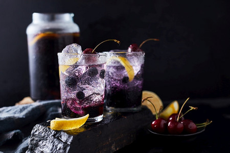新鲜蓝莓鸡尾酒加柠檬皮和樱桃夏天凉爽的立方体背景图片