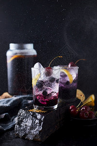 新鲜蓝莓鸡尾酒加柠檬皮和樱桃玻璃食物木头背景图片
