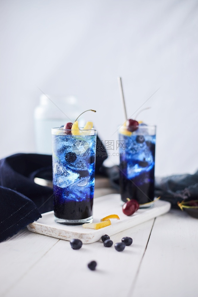 新鲜蓝莓鸡尾酒加柠檬皮和樱桃木头饮料健康图片