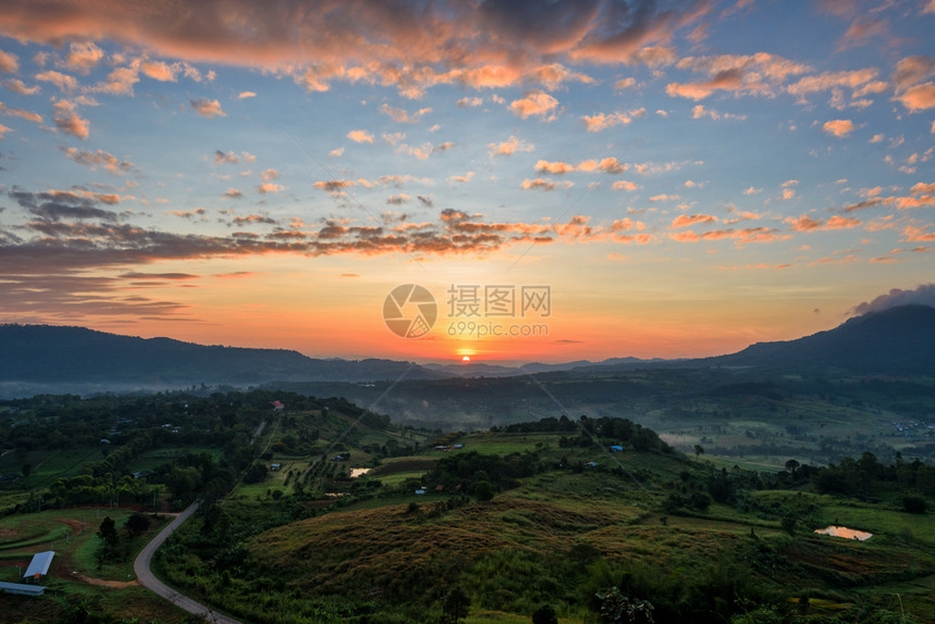 KhaoTakhianNgoViewPoint日出时色彩缤纷的天空和山脉美丽自然景观泰国Phetchabun的Kho景点的日出蓝图片