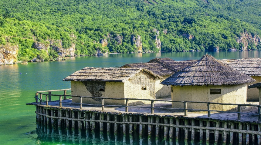 过时的欧洲马其顿奥赫里德湖老古的村庄重建屋顶图片