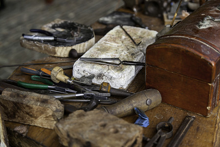 工匠复古的皮革传统工具手和传统艺术的细节工皮革的传统具放图片