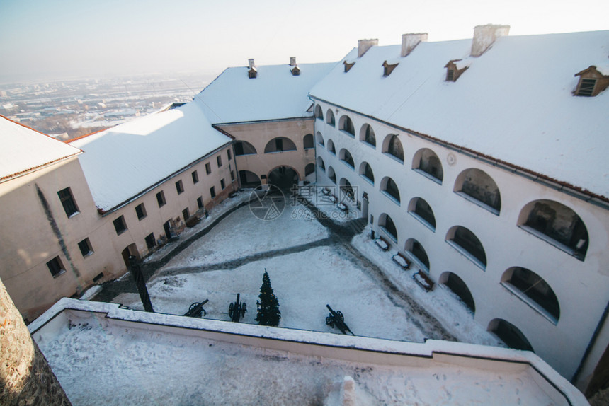 地标在乌克兰Mukachevo的Palanok城堡院子上下雪天空历史图片