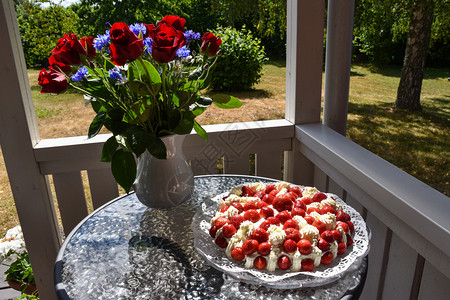 奶油庆典夏日盛宴在花园的桌子上加草莓蛋糕美丽的高清图片