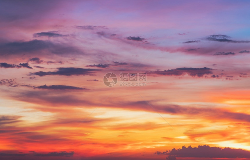 早晨美丽的日落天空在云层上方闪耀着光芒美丽明亮的日落风景复制空间选择焦点自由空气图片