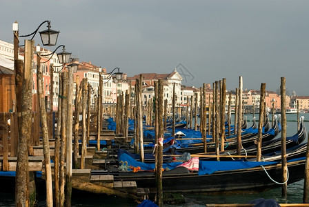 威尼托意大利语覆盖Gondolas在意大利威尼斯运河上停泊划船高清图片素材