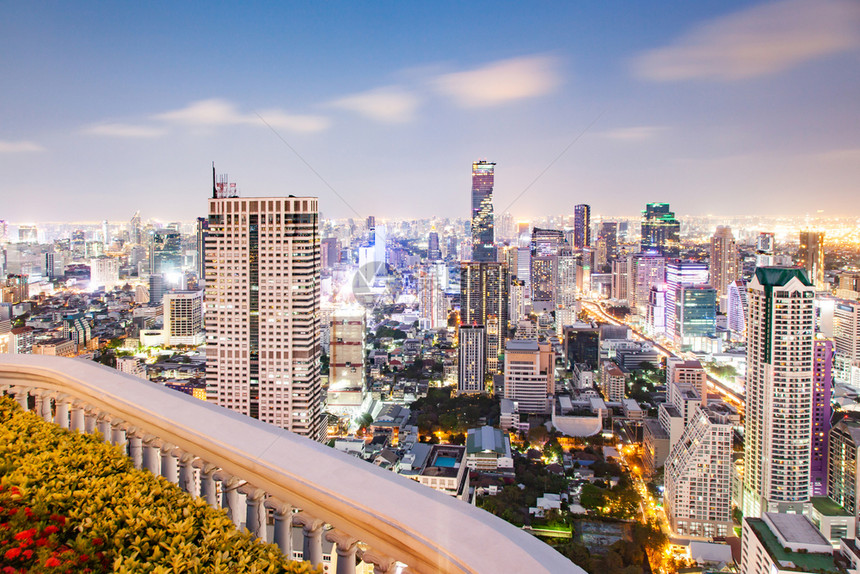 公寓日落曼谷市摩天大楼与泰国马哈纳孔王大楼的空中透视路图片