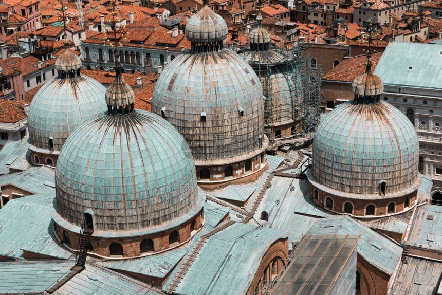 旅行意大利威尼斯圣马克大教堂和房屋的多梅德顶空中视图塔游客图片