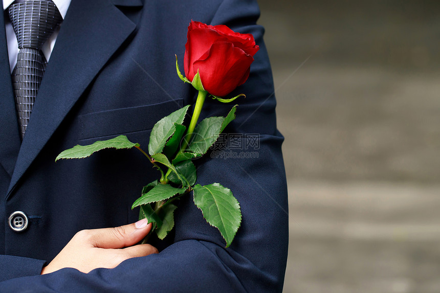 女朋友孩天一位年轻男子在华伦人节给女友一盒玫瑰图片
