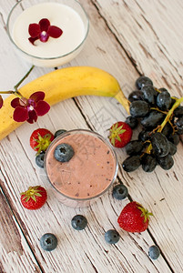 木板上健康的有机水果和坚冰淇淋食物牛奶养分图片