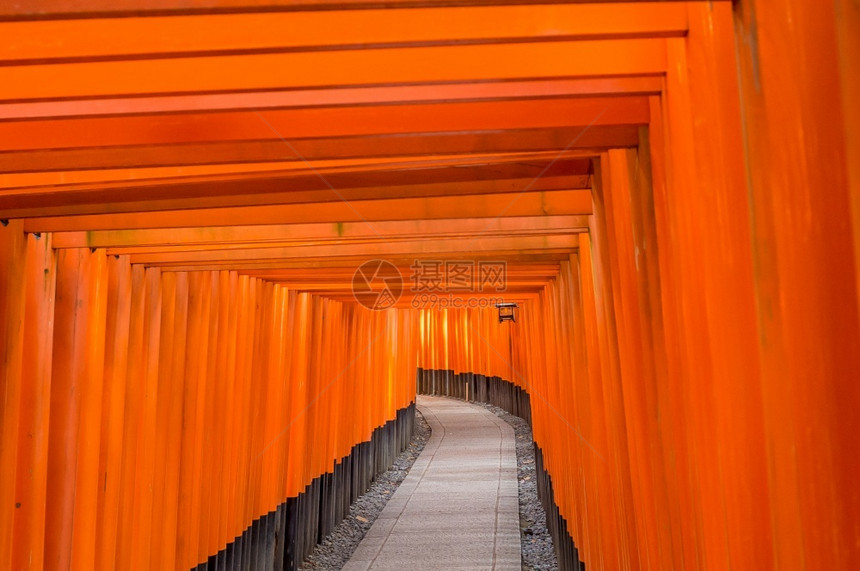 日本京都伏见稻荷大社红色的建筑学日本人图片