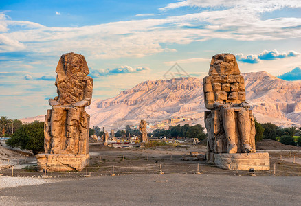 复活节岛巨像文明巨大的谷日出时卢克索的门农巨像背景