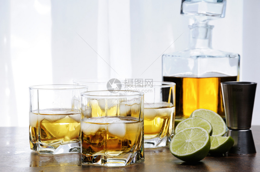 派对白兰地酒威士忌或朗姆酒石灰和眼镜冰清爽冷藏图片