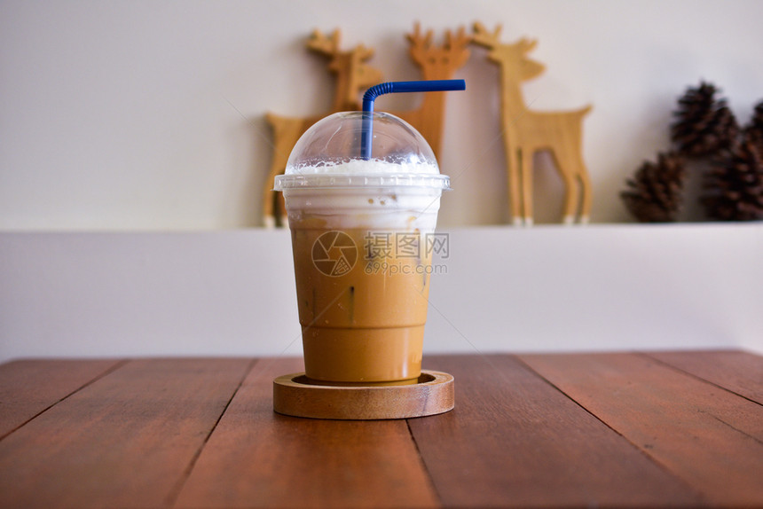 液体茶点棕色的咖啡店木制桌上的冰咖啡图片