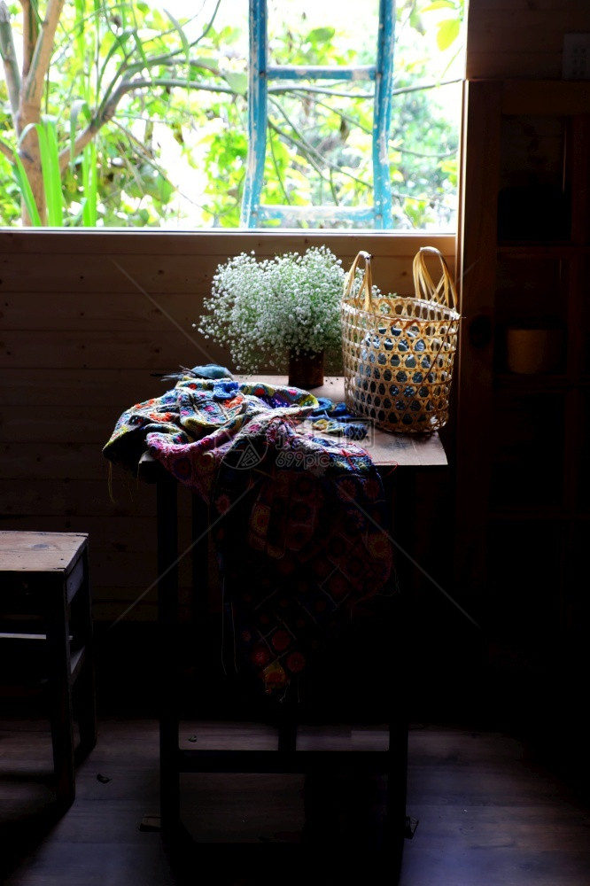 竹子越南语闲暇古老的手制产品风格从木制桌上用窗光毛毯子和编织器小花盆竹式手袋靠近窗户的楼梯在家工作时的浪漫空间图片