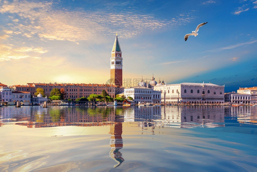 景观船海鸥飞过圣马可和多格斯阔宫日落时分威尼斯意大利海鸥飞过圣马可和多格斯阔宫意大利著名的图片