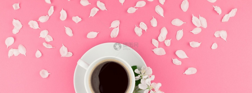 马克杯有创意的平坦概念顶端是咖啡杯和白苹果树花朵瓣放在面粉红背景上复制空间微小风格宽横幅爱多于图片