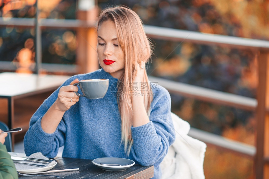城市里喝咖啡的女性图片