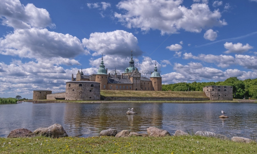 古老的经过夏天瑞典卡尔马历史城堡美丽的一天瑞典卡尔马历史城堡图片