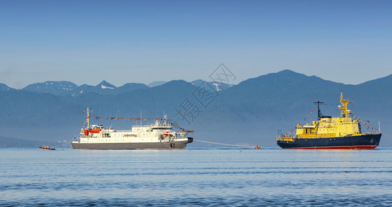 权威太平洋阿瓦查湾的救援舰艇海岸发动机背景