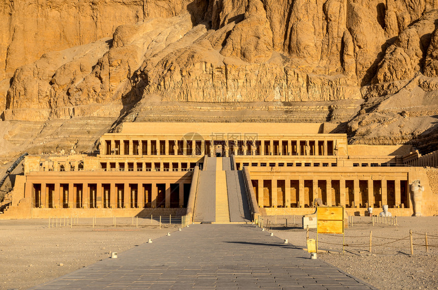 旅行法老国王位于Luxor沙漠岩石中的Hashepsut寺庙埃及位于Hashepsut寺院的岩石中图片