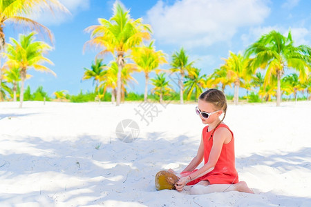 在海滩玩耍的女孩图片