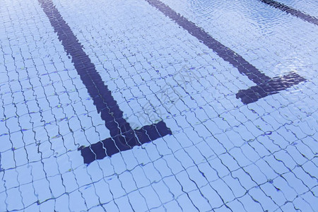 水下温泉户外游泳运动和潜水的夏季游泳池详情以及图片
