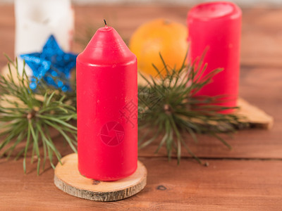 松弛柑桔云杉红蜡烛采树枝和用木制背景的普通话新年配额构成舒适高清图片素材