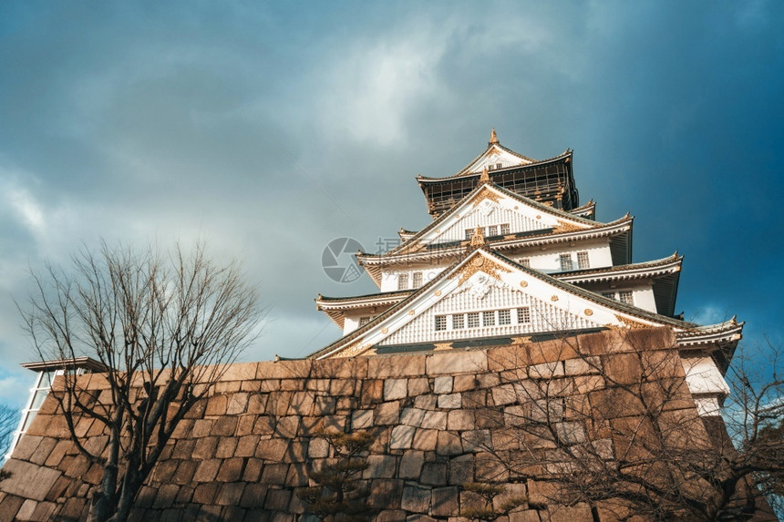 大阪城堡冬天有云多的黄昏白色东方图片