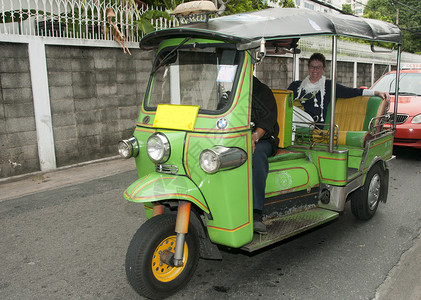 盛大游客由TUKTUK出租车在泰国Bangkok运送的妇女交通图片