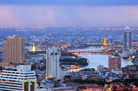 场景暴风雨曼谷之夜风暴的潮河一带城市图片