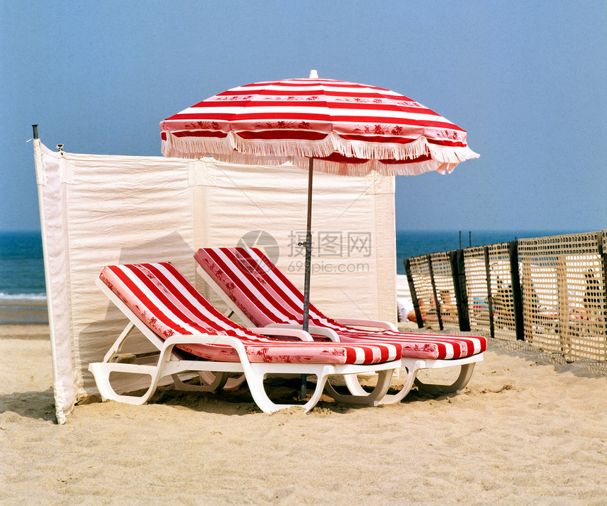 稻草幸福水边带雨伞的沙椅和美丽滩在阳光明媚的日子图片
