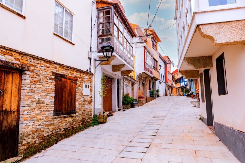 西班牙北部一个小镇上漂亮的相片街建筑学旅行木制的图片