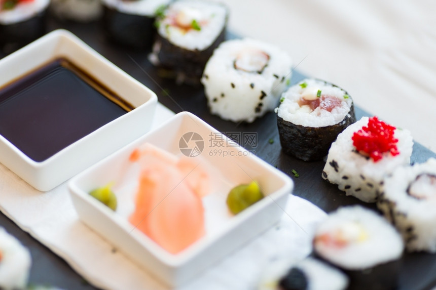 以寿司和其他美食为主的开胃菜类健康传统的亚洲图片