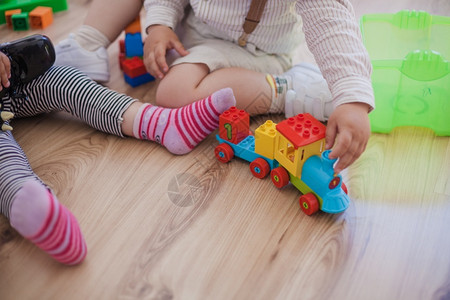 年龄童使用玩具种植儿童地板浓度图片