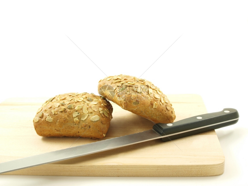 面包师所有的用木板上孤立种子做面包美食图片