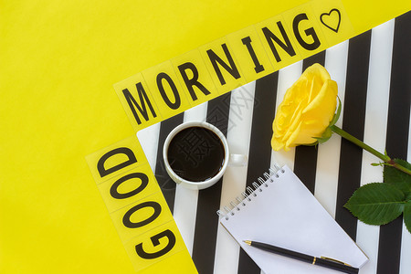 卡片时髦的文本早上好一杯咖啡黄玫瑰和空笔记本用于黄色背景上时尚的黑白餐巾纸上文字简约风格的工作场所概念早上好平躺顶视图复制空间文背景图片