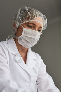 穿制服戴口罩的女医生图片