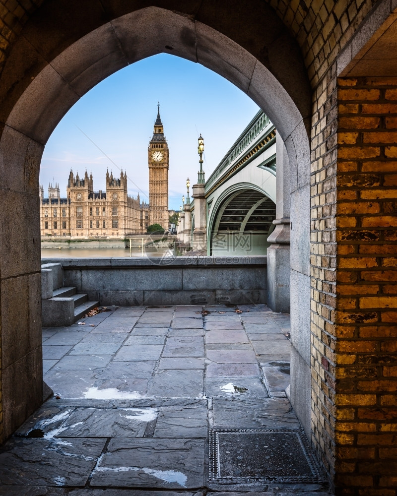 早晨旅游的大本钟伊丽莎白女王塔和威斯敏特大桥以本钟为框架伊丽莎白女王塔和威斯敏特大桥以拱门为框架英国伦敦欧洲图片