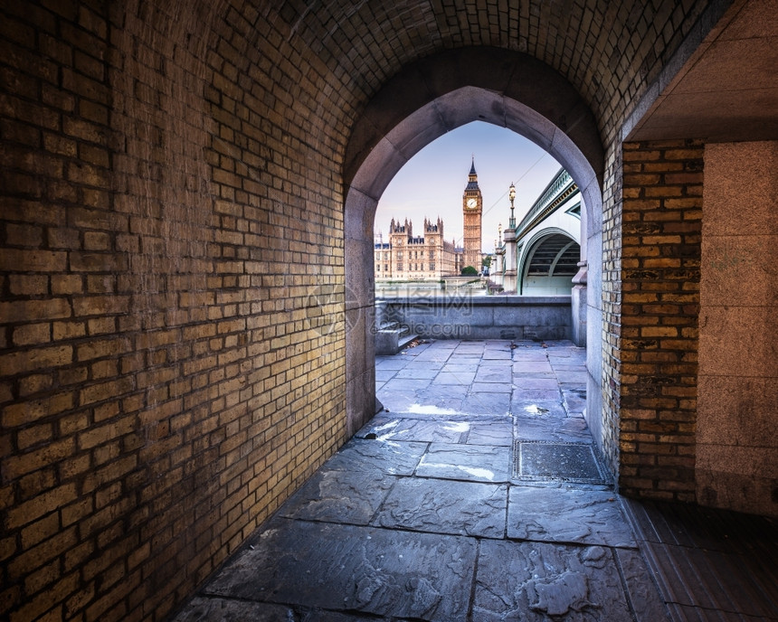 建筑学欧洲泰晤士河大本钟伊丽莎白女王塔和威斯敏特大桥以本钟为框架伊丽莎白女王塔和威斯敏特大桥以拱门为框架英国伦敦图片