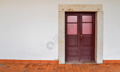 住宅木头锁孔红色风化木门葡萄牙里斯本红风化木门在葡萄牙里斯本被俘获图片