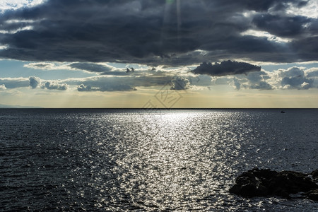 湍流在黑海暴风雨前天空与乌云在黑海上飞翔闪电雷图片