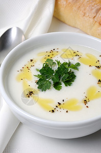 白色的一碗豆纯净汤加辣黄油和香料草药配给饮食的图片