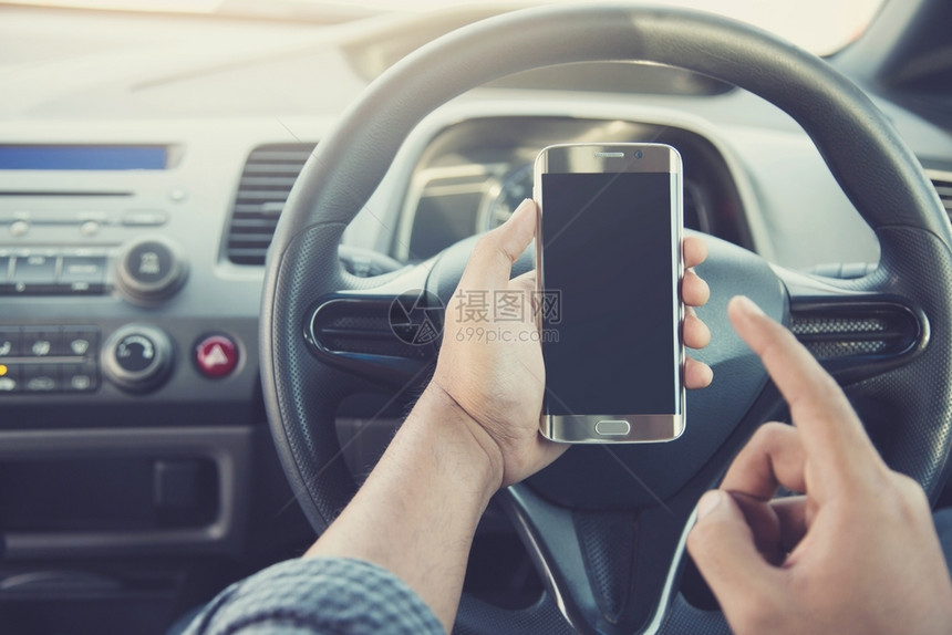 交通旅行使用智能手机在汽车中使用移动电话应图片